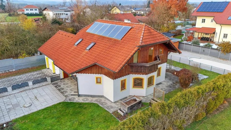 Gepflegtes Einfamilienhaus mit 7 Zimmern, Balkon, Garten und Garage in Mining, Bild 1 von 29