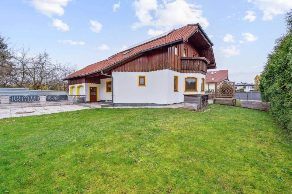 Gepflegtes Einfamilienhaus mit 7 Zimmern, Balkon, Garten und Garage in Mining, Bild 2 von 29