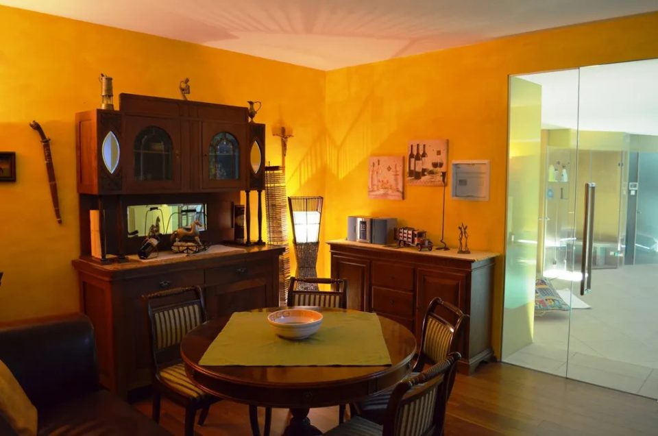 Repräsentatives Wohnhaus mit Geschäftsbereich und angrenzenden Veranstaltungsräumen, Bild 170 von 232