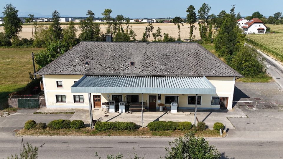 03_Fassade mit Vordach und Zapfsaeulen