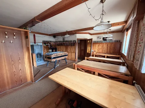 Nebenzimmer mit Kachelofen, Wohn- und Geschäftshaus in Steinhaus