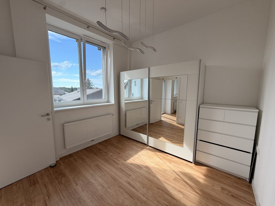 06 Schlafzimmer mit Fenster