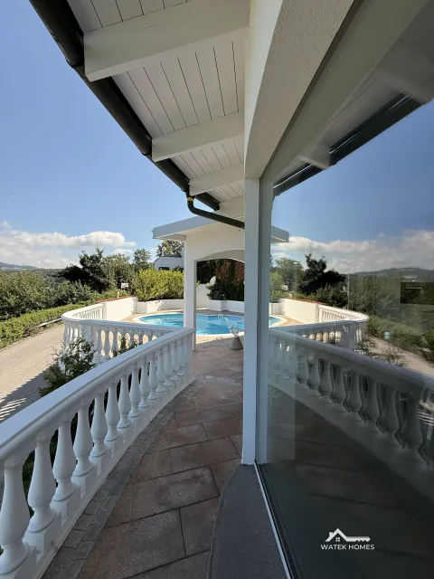 Pool vor dem Haus, Einfamilienhaus in Plesching