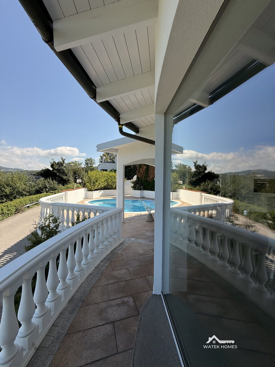 Pool vor dem Haus, Einfamilienhaus in Plesching