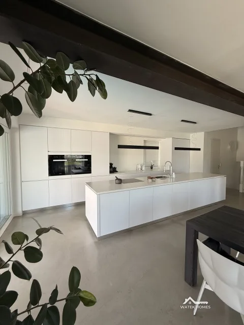 Küche mit Kochinsel und Miele-Geräten, Einfamilienhaus in Plesching