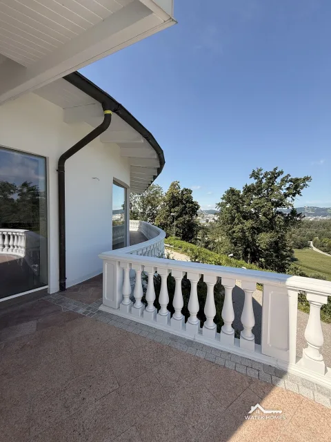 Terrasse mit Balustrade und Fernblick, Einfamilienhaus in Plesching