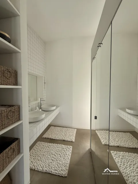 Bad en suite mit Doppelwaschtisch und Regendusche, Einfamilienhaus in Plesching