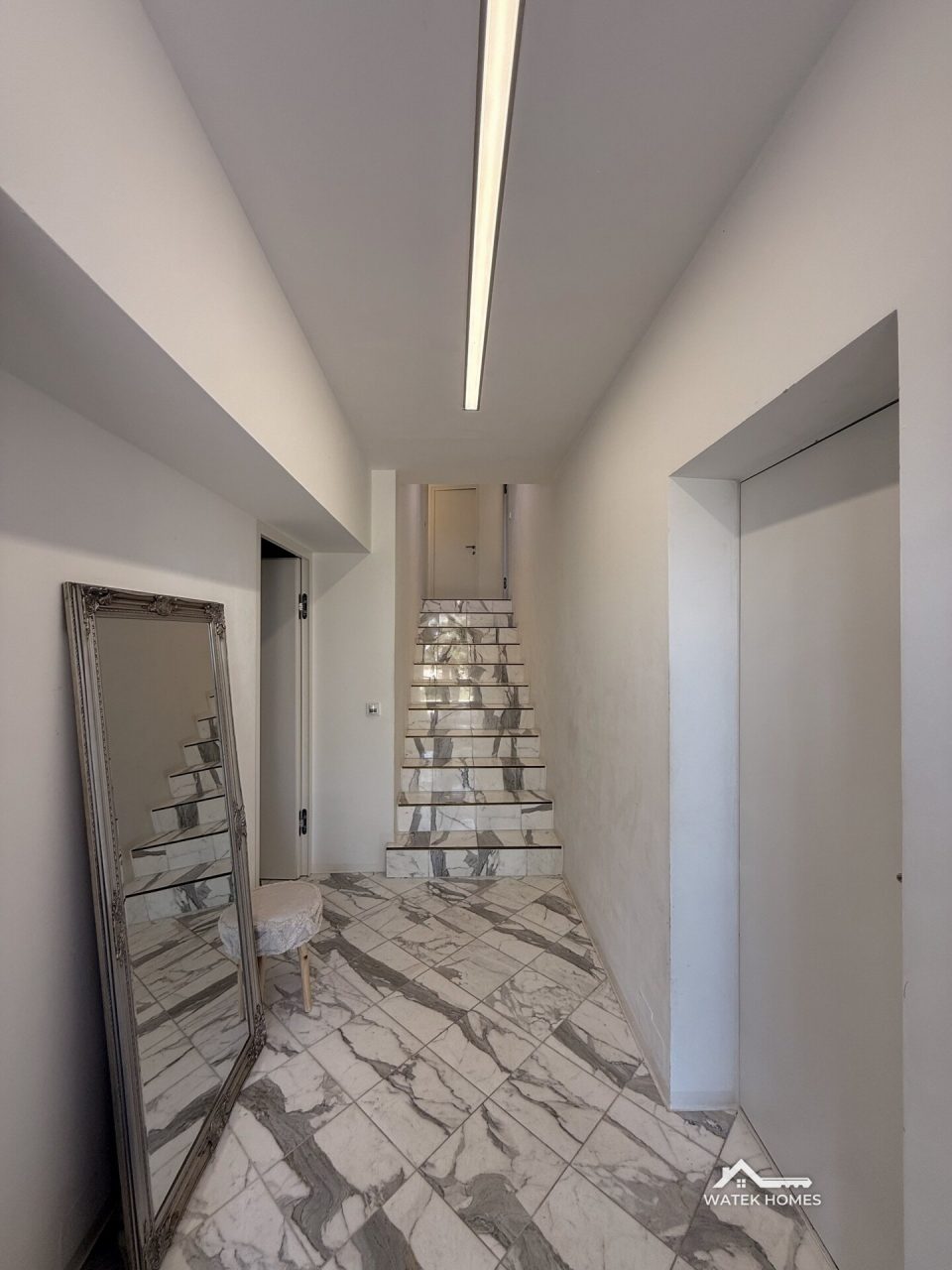 Eingangsbereich mit Marmortreppe, Einfamilienhaus in Plesching